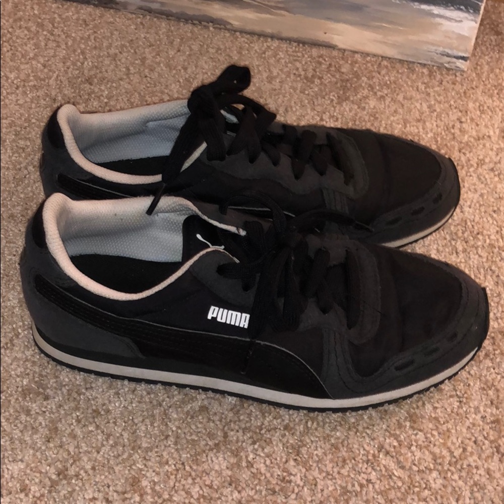 Women’s Puma tennies